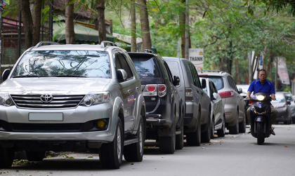 Mức phạt khi đỗ xe chiếm một phần đường xe chạy không đặt ngay báo hiệu nguy hiểm theo quy định